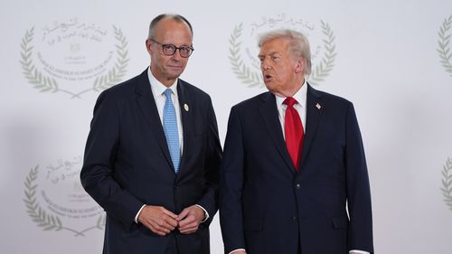 Trump, Almanya Başbakanı Friedrich Merz ile selamlaşıyor.