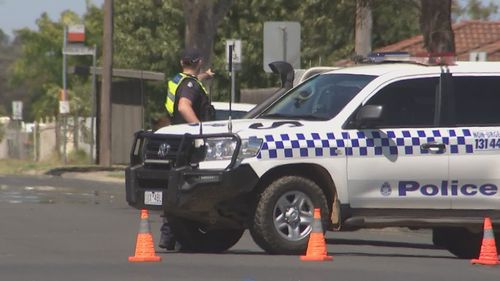 La police a déclaré que l'homme de 36 ans était décédé à l'hôpital après avoir été renversé par une voiture volée à Maffra samedi matin.