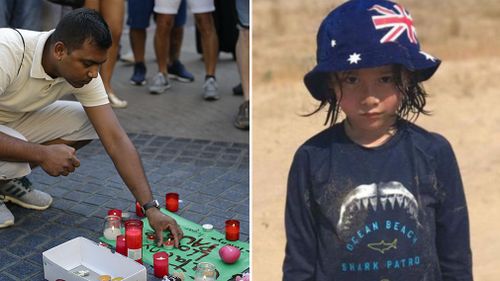 A man writes a message of support in Calunya and (right) missing Sydney boy Julian Cadman. (AAP)