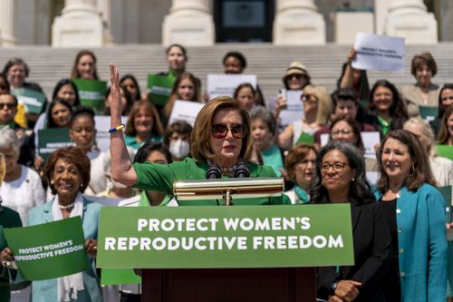 La présidente de la Chambre Nancy Pelosi de Californie, accompagnée de femmes démocrates de la Chambre, prend la parole lors d'un événement avant un vote de la Chambre sur la loi sur la protection de la santé des femmes et la loi garantissant le droit des femmes à la liberté de reproduction au Capitole de Washington, le vendredi 15 juillet 2022 (AP Photo/Andrew Harnik)