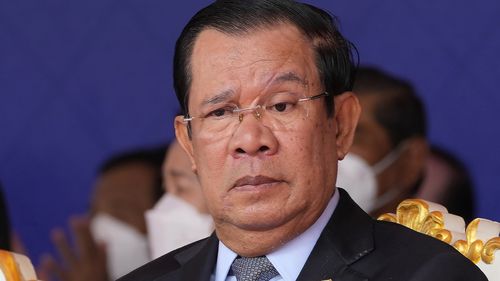柬埔寨首相洪森于 2022 年 6 月 28 日在柬埔寨金边的总部庆祝柬埔寨人民党（CPP）成立 71 周年时鼓掌。 