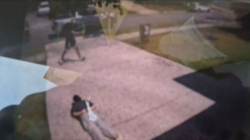 Une vidéo a montré le moment où un homme, fatigué de la criminalité chez les jeunes du Queensland, a procédé à l'arrestation citoyenne d'un adolescent qui se trouvait prétendument dans une voiture volée, une Range Rover, à Gold Coast.