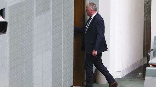 O membro da Nova Inglaterra, Barnaby Joyce, sai da câmara depois de fazer uma declaração de 90 segundos na Câmara dos Representantes, no Parlamento em Canberra, na quinta-feira, 27 de novembro de 2025.