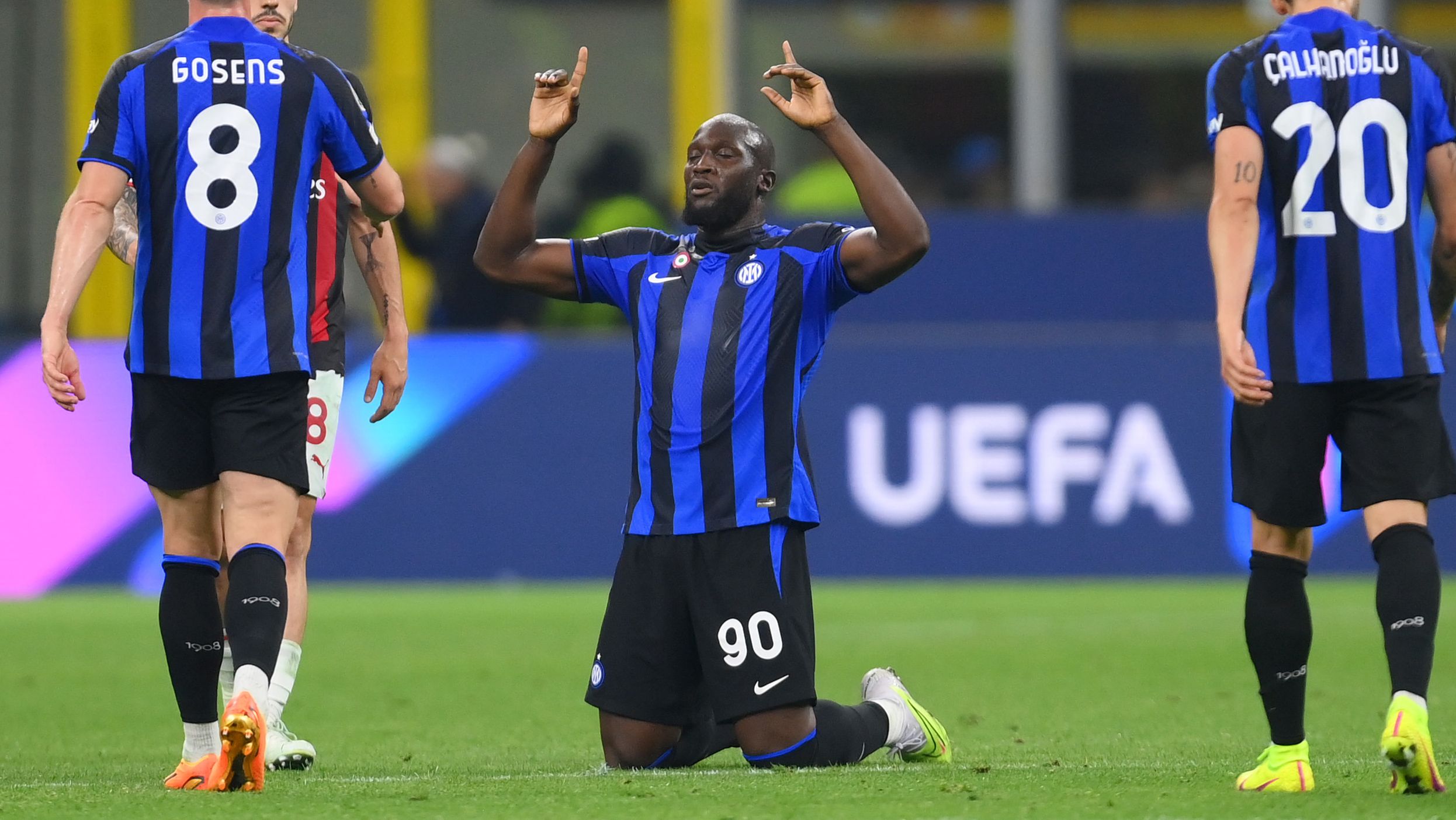 Romelu Lukaku of FC Internazionale and teammates celebrate the team&#x27;s victory after the final whistle of the UEFA Champions League semi-final second leg match between FC Internazionale and AC Milan at Stadio Giuseppe Meazza.