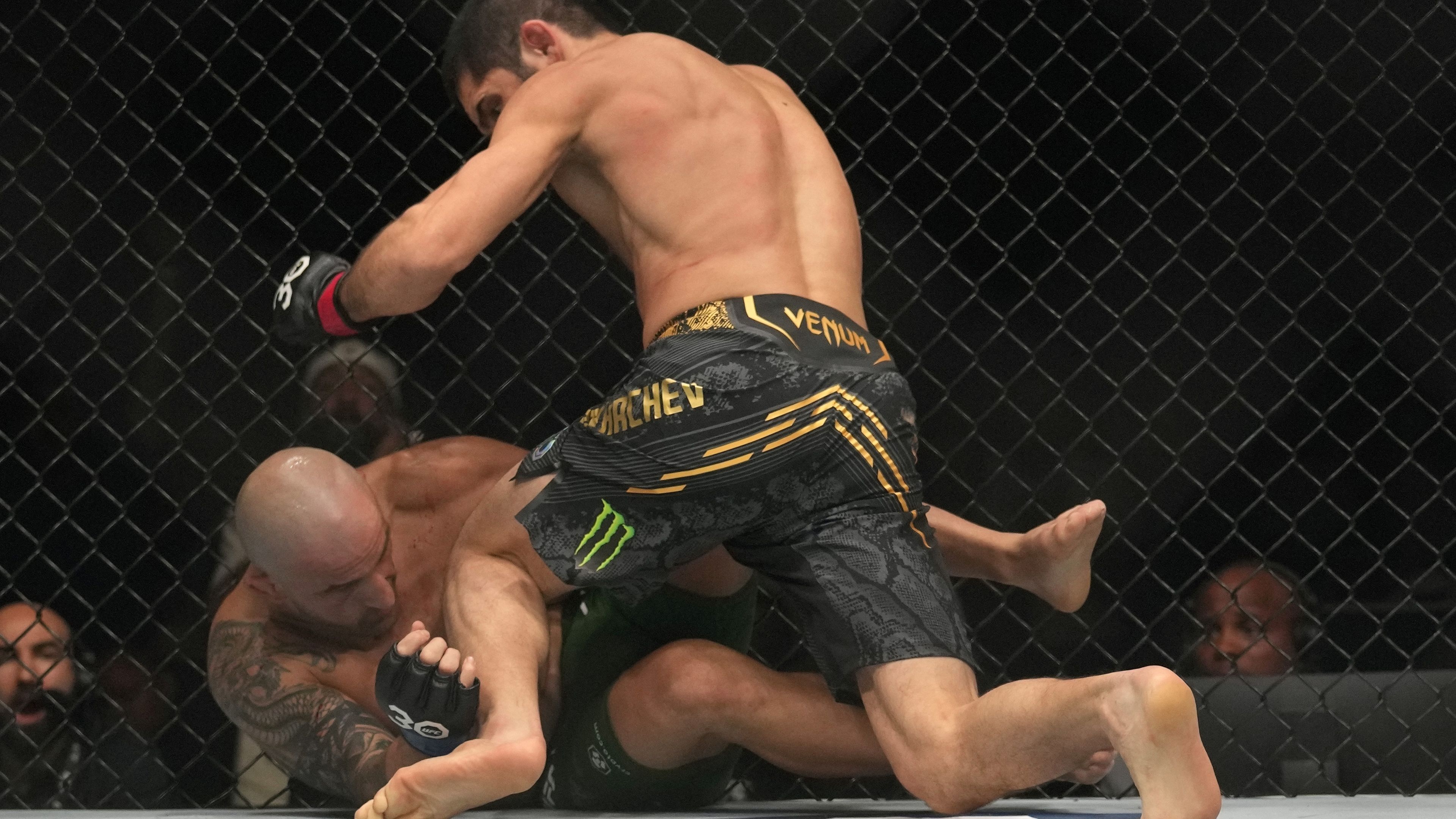 Alexander Volkanovski beaten by Islam Makhachev in brutal first-round knockout