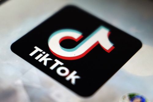 Logo de l'application Tiktok affiché sur l'écran du téléphone