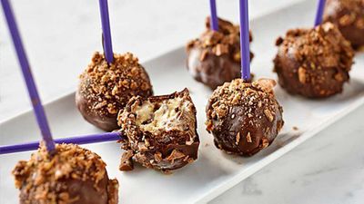 <strong>Crunchie chocolate ice-cream pops</strong>