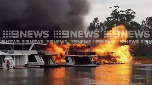 The fire broke out in Deep Creek Marina, Moama. (9NEWS)