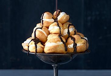What type of pastry is used to make profiteroles?