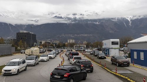 Voitures entrant dans une station de test COVID-19 à Innsbruck, en Autriche. 