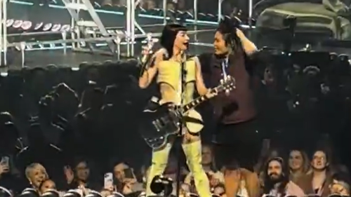 Wen dançou no palco e colocou o braço em volta de Perry durante sua apresentação de Hot N Cold.