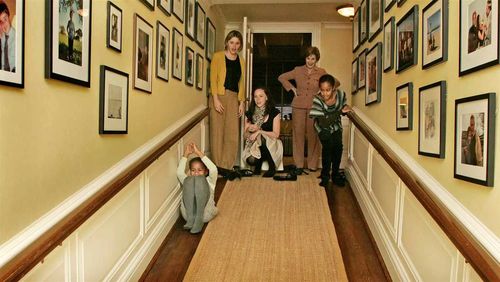 Jenna, Barbara and Laura Bush show the Obama girls around the White House.