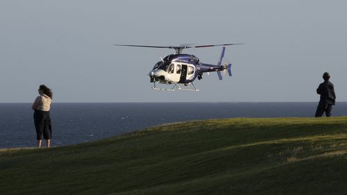 Un helicóptero de la policía se sumó a la búsqueda de la víctima y el tiburón.