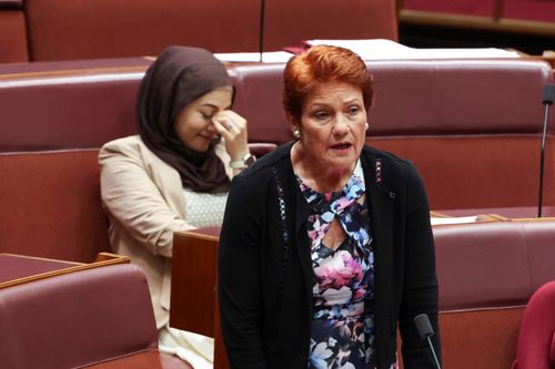 One Nation lideri Pauline Hanson, Canberra'daki Parlamento Binası'nda Senato'da konuşuyor.