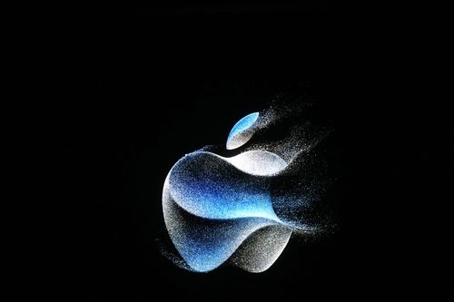 Le logo Apple est affiché sur un écran lors d'une annonce sur le campus Apple, le 12 septembre 2023, à Cupertino, en Californie.  