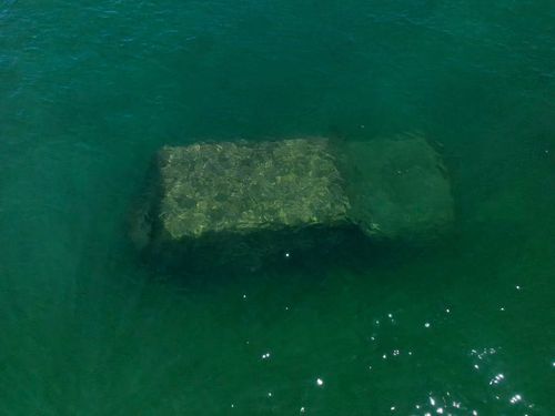 A mystery from the deep has befuddled locals in Bunbury, WA, after an unidentified sunken car was found submerged in the water.