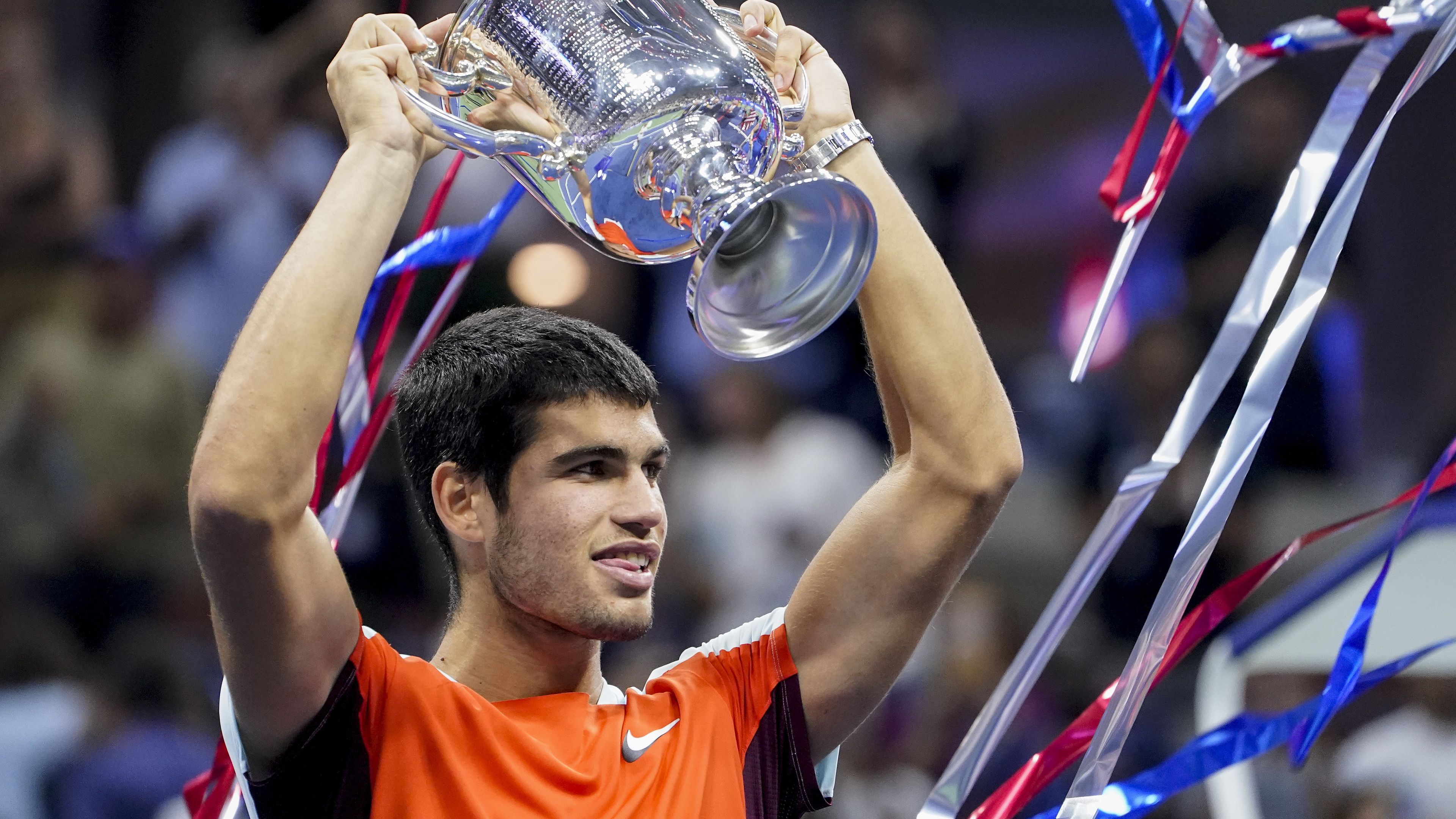 Carlos Alcaraz, of Spain, holds up the championship trophy after defeating Casper Ruud, of Norway, in the men&#x27;s singles final of the U.S. Open tennis championships, Sunday, Sept. 11, 2022, in New York. (AP Photo/John Minchillo)
