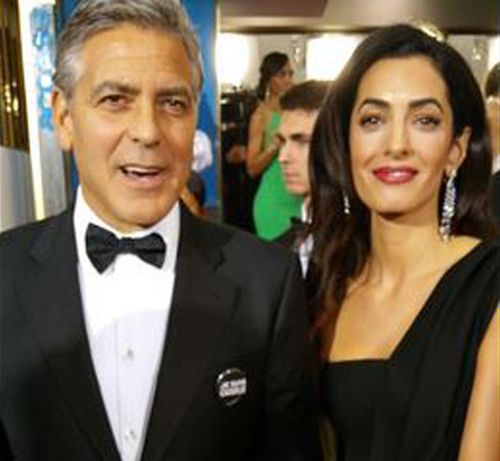 George and Amal Clooney wearing 'Je suis Charlie' badges at the Golden Globes. (Twitter)