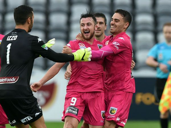 The Mariners rush to celebrate with goal hero Roy O'Donovan. (AAP)