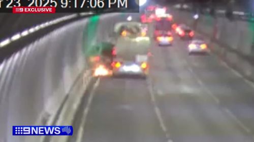 Um motorista de Melbourne teve uma fuga incrível depois que seu carro foi esmagado por um caminhão-tanque contra a barreira de um túnel de Melbourne na noite passada.