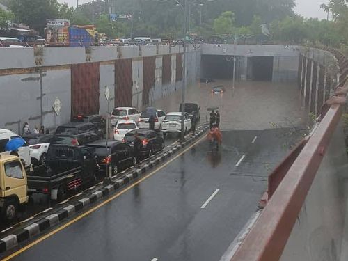 Inundações em Denpasar, Indonésia - Fotos compartilhadas no Facebook a partir do Aeroporto de Bali Shuttles