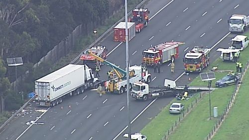 Une enquête majeure est en cours après que quatre policiers ont été tués dans un accident sur l'autoroute de l'Est à Melbourne.  La scène reste fermée le jeudi 23 avril.