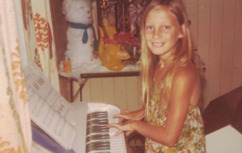 Elaine desapareceu com sua boa amiga Kerry Anne Joel. 