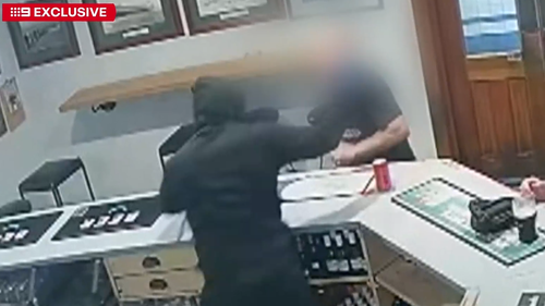 Bourke è stato affrontato da più clienti durante il tentativo di rapina.