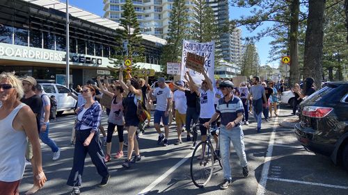 Des personnes se sont rassemblées sur l'esplanade de Coolangatta pour protester contre la fin des vaccinations et du verrouillage. 