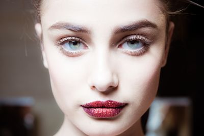 A spectacular ombre glitter lip by&nbsp;Pat McGrath at Atelier Versace, using her signature&nbsp;<a href="https://www.patmcgrath.com/products/lust-004-kits" target="_blank">Lip Kits</a>, available November 15, 2016.