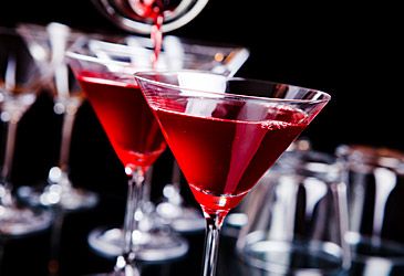The cosmopolitan is made with vodka, cranberry and lemon juices, and which liqueur?