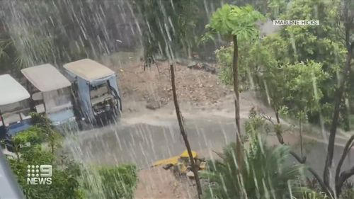 Șoferii au fost lăsați să caute ajutor pe autostrada Bruce din Proserpine, în timp ce ploile abundente au lovit regiunea.