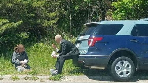 Police officer shares meal with homeless woman in the US