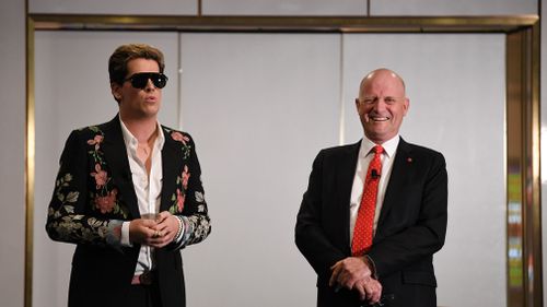 Liberal Democrat Senator David Leyonhjelm speaks with British alt-right commentator Milo Yiannopoulos during an event at Parliament House in Canberra. (AAP)