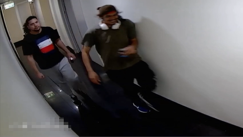 CCTV libéré par la police de deux hommes quelques instants avant la mort suspecte de la cage d'escalier Sydney CBD