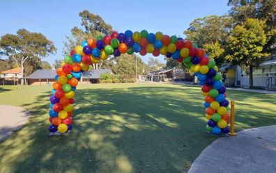 Lane Cove West Public School erected an archway of balloons in the playground to welcome kids back to school after lockdown