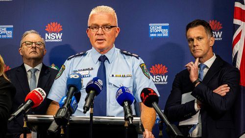 O comissário de polícia de NSW, Mal Lanyon, admite que a resposta inicial da polícia ao tiroteio em Bondi Beach foi limitada devido à diferença no poder de fogo entre os policiais que responderam e os homens armados.