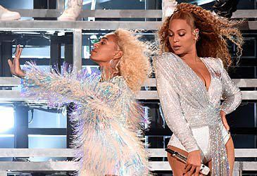 When did Beyoncé and Solange Knowles become the first sisters to each have US No.1 albums in the same calendar year?