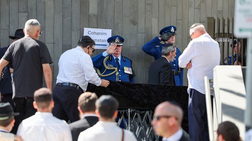 O rabino Schlanger, que também era capelão da prisão, recebeu guarda de honra.