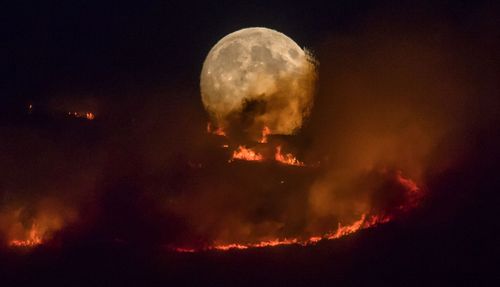 The British army has been put on standby as a wildlife in England continues to rage.
Helicopters have been deployed to drop water on flames as high as 6m on Saddleworth Moor outside Manchester.
