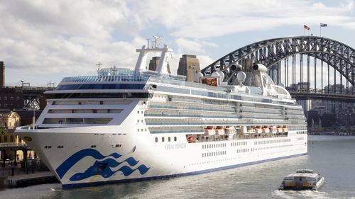 Le Coral Princess accoste à Circular Quay le 13 juillet 2022 à Sydney, en Australie.  Le Coral Princess, actuellement aux prises avec une épidémie de COVID-19 à bord, est arrivé à Sydney mercredi matin.  (Photo de Jenny Evans/Getty Images)