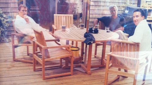Esta foto inédita divulgada pelo Departamento de Justiça dos EUA mostra Jeffrey Epstein, no centro, sentado com Andrew Mountbatten-Windsor e Peter Mandelson. (Departamento de Justiça dos EUA via AP)