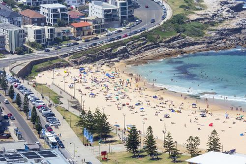 Veduta aerea della spiaggia di Maroubra a Sydney durante il picco di una calda estate australiana.