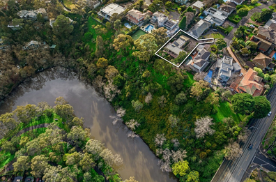 Rare riverfront property in Melbourne's Kew sells under the hammer for $5million.