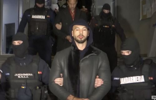 La personnalité des médias sociaux Andrew Tate est emmenée par la police, dans la région d'Ilfov, au nord de Bucarest, en Roumanie, le jeudi 29 décembre 2022