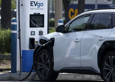 Charging electric vehicles 