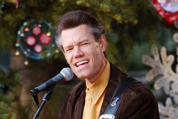 SACRAMENTO, CA - DECEMBER 9:  Country/western singer Randy Travis performs during a Christmas tree lighting ceremony at the California state Capitol December 9, 2003 in Sacramento, California.  Gov. Arnold Schwarzenegger was on hand for the festivities.  (Photo by David Paul Morris/Getty Images)