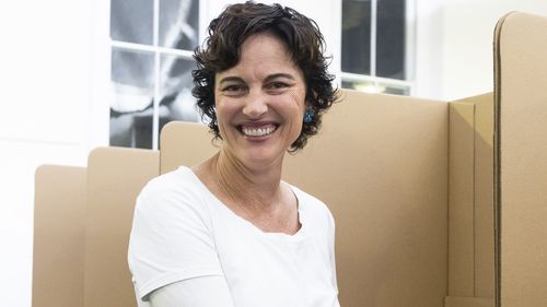PERTH, AUSTRÁLIA - 03 DE MAIO: Kate Chaney, membro federal independente de Curtin, vota em 3 de maio de 2025 em Perth, Austrália. Os australianos foram às urnas no sábado para as eleições federais de 2025, onde todos os 150 assentos na Câmara dos Representantes e 40 dos 76 assentos no Senado estão em disputa. Esta é uma eleição especialmente importante devido a uma disputa acirrada, com pressões sobre o custo de vida, habitação a preços acessíveis e política energética dominando a campanha. Embora a maioria das pesquisas indique