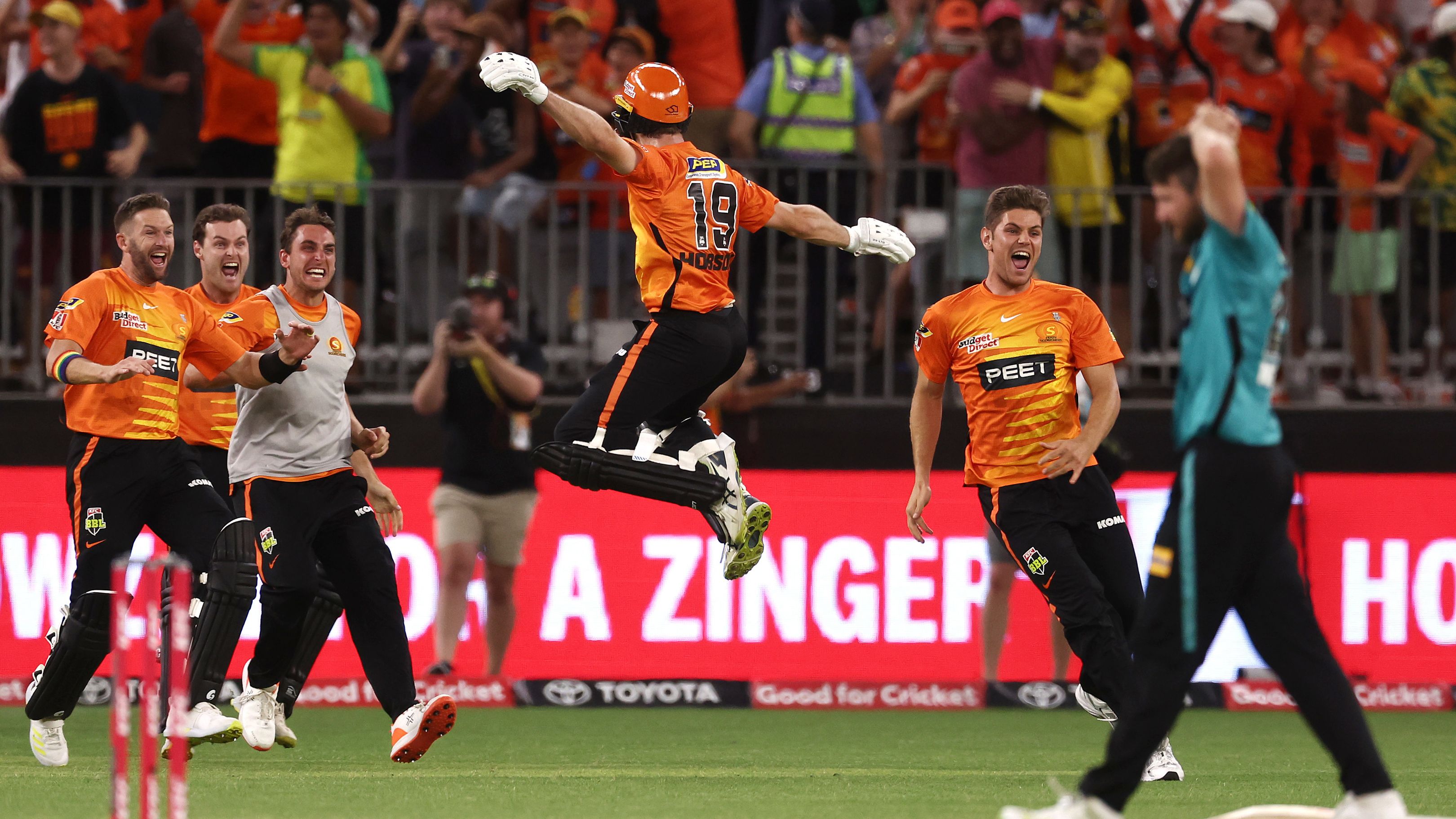 Perth Scorchers snag victory from jaws of defeat to beat Brisbane Heat in front of record home crowd – Wide World of Sports