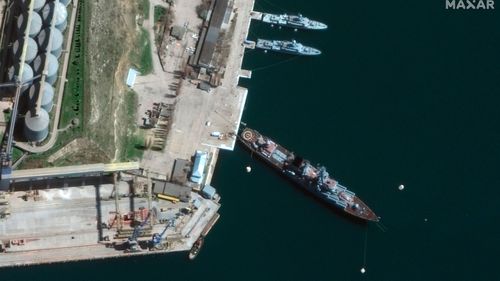 Această imagine din satelit furnizată de Maxar Technologies arată crucișătorul Moskva în portul Sevastopol din Crimeea pe 7 aprilie 2022.